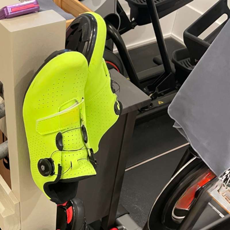クイックリリース式サイクリングシューズ収納ラック 壁掛けホル - Cycling Gear Wall Organizer のレビューと価格